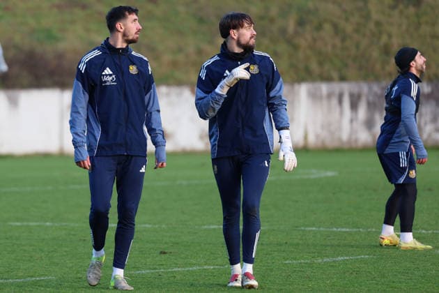 04 12 2025, xrekx, Fußball 3 Liga, 1 FC Saarbruecken Training v l Sven Sonnenberg 1 FC Saarbruecken at the first training after his injury, Mask, Cut, Augenhoehlenbruch Phillip Menzel 1 FC Saarbruecken DFL DFB REGULATIONS PROHIBIT ANY USE OF PHOTOGRAPHS as IMAGE SEQUENCES and or QUASI VIDEO Saarbruecken