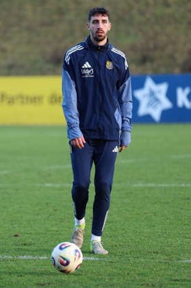 04 12 2025, xrekx, Fußball 3 Liga, 1 FC Saarbruecken Training v l Sven Sonnenberg 1 FC Saarbruecken at the first training after his injury, Mask, Cut, Augenhoehlenbruch DFL DFB REGULATIONS PROHIBIT ANY USE OF PHOTOGRAPHS as IMAGE SEQUENCES and or QUASI VIDEO Saarbruecken