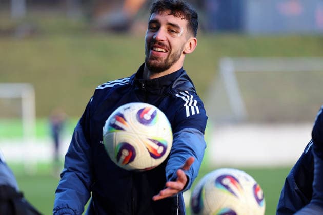 04 12 2025, xrekx, Fußball 3 Liga, 1 FC Saarbruecken Training v l Sven Sonnenberg 1 FC Saarbruecken at the first training after his injury, Mask, Cut, Augenhoehlenbruch DFL DFB REGULATIONS PROHIBIT ANY USE OF PHOTOGRAPHS as IMAGE SEQUENCES and or QUASI VIDEO Saarbruecken
