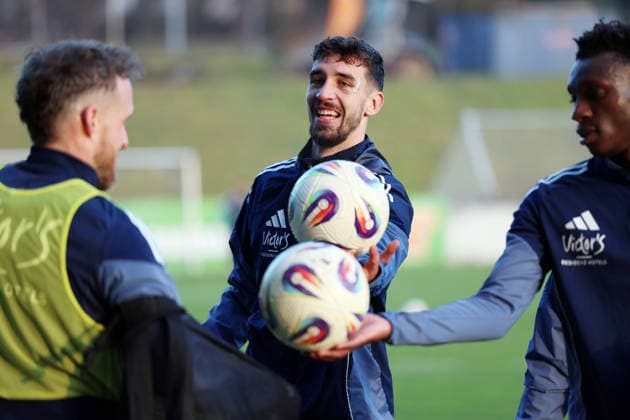 04 12 2025, xrekx, Fußball 3 Liga, 1 FC Saarbruecken Training v l Sven Sonnenberg 1 FC Saarbruecken at the first training after his injury, Mask, Cut, Augenhoehlenbruch DFL DFB REGULATIONS PROHIBIT ANY USE OF PHOTOGRAPHS as IMAGE SEQUENCES and or QUASI VIDEO Saarbruecken
