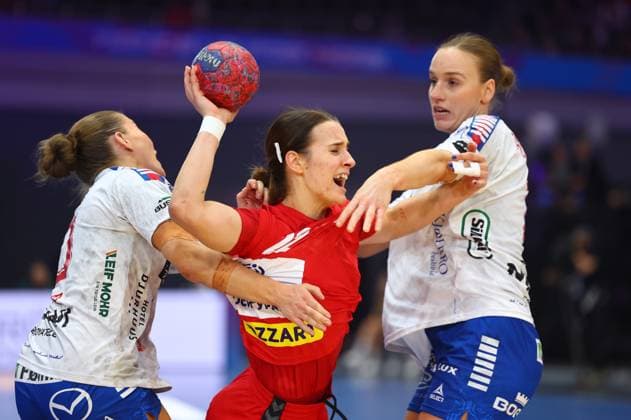 Jovana Jovovic Serbia in a duel with Suna Hansen Faroe Islands, left and Pernille Brandenborg Faroe Islands Faroe Islands vs Serbia, Handball, Womens World Championship, 04 12 2025 Faroe Islands vs Serbia, Handball, Womens World Championship, 04 12 2025 Dortmund Copyright: xEibner-Pressefotox EP_RWS