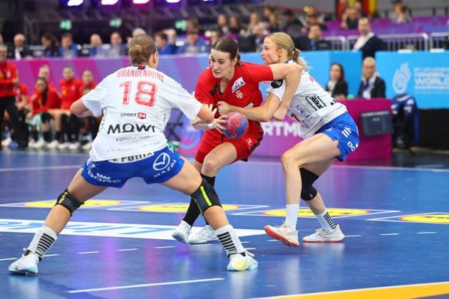 Jovana Jovovic Serbia in duel with Liv Zachariasen Faroe Islands, right Faroe Islands vs Serbia, Handball, Womens World Championship, 04 12 2025 Faroe Islands vs Serbia, Handball, Womens World Championship, 04 12 2025 Dortmund Copyright: xEibner-Pressefotox EP_RWS