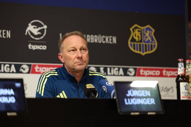 04 12 2025, xrekx, Fußball 3 Liga, 1 FC Saarbruecken Pressekonferenz v l Jürgen Juergen Luginger Interimstrainer 1 FC Saarbruecken DFL DFB REGULATIONS PROHIBIT ANY USE OF PHOTOGRAPHS as IMAGE SEQUENCES and or QUASI VIDEO Saarbruecken