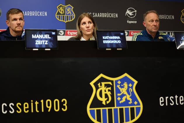 04 12 2025, xrekx, Fussball 3 Liga, 1 FC Saarbruecken Press Conference v l Manuel Zeitz 1 FC Saarbruecken Katharina Essigkrug Press Spokeswoman Jürgen Juergen Luginger Interim Coach 1 FC Saarbruecken DFL DFB REGULATIONS PROHIBIT ANY USE OF PHOTOGRAPHS as IMAGE SEQUENCES and or QUASI VIDEO Saarbruecken