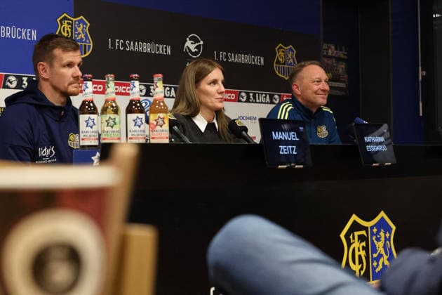 04 12 2025, xrekx, Fussball 3 Liga, 1 FC Saarbruecken Press Conference v l Manuel Zeitz 1 FC Saarbruecken Katharina Essigkrug Press Spokeswoman Jürgen Juergen Luginger Interim Coach 1 FC Saarbruecken DFL DFB REGULATIONS PROHIBIT ANY USE OF PHOTOGRAPHS as IMAGE SEQUENCES and or QUASI VIDEO Saarbruecken