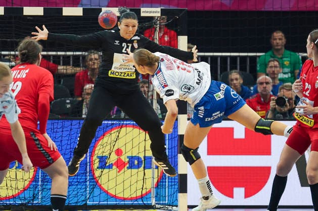 GER, Dortmund, 27th Wommens World Championship 2025, Main Round Main Round, Group Group II 2 Round Round Serbia Serbia SRB vs Faroe Islands Faroe Islands FRO 04 12 2025, Westfalenhalle, Dortmund, GER, Dortmund, 27th Wommens World Championship 2025, Main Round Main Round, Group Group II 2 Round Round Serbia Serbia SRB vs Faroe Islands Faroe Islands FRO , pictured Jana MITTÃöN FRO 77 , throws on goal to Gordana Petković Goalkeeper SRB 27 , nordphotoxGmbHx xMeuter nph00351