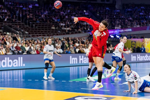 DORTMUND, GERMANY - DECEMBER 4: Dragana Cvijic (Serbia, 72) with the ball, tries to score during the 27th IHF Women’s World Handball Championship match between Serbia vs. Faroe Islands at Westfalenhalle on matchday 3 of the main round of the 27th IHF Women’s World Handball Championship on December 4, 2025 in Dortmund, Germany. North Rhine Westphalia Germany Copyright: xBEAUTIFULxSPORTS Wunderlx