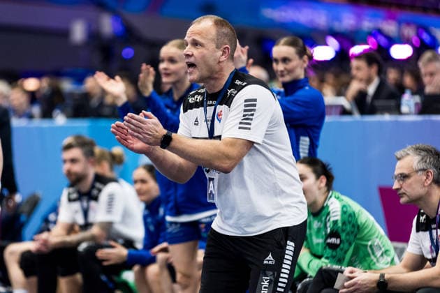 DORTMUND, GERMANY - DECEMBER 4: Claus Mogesen (Head Coach Faroe Islands) applauds during the 27th IHF Women’s World Handball Championship match between Serbia vs. Faroe Islands at Westfalenhalle on matchday 3 of the main round of the 27th IHF Women’s World Handball Championship on December 4, 2025 in Dortmund, Germany. North Rhine Westphalia Germany Copyright: xBEAUTIFULxSPORTS Wunderlx