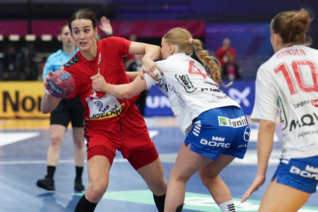 GER, Dortmund, 27th Wommens World Championship 2025, Main Round, Group II 2 Round Round Serbia Serbia SRB vs Faroe Islands FRO 04 12 2025, Westfalenhalle, Dortmund, GER, Dortmund, 27th Wommens World Championship 2025, Main Round, Group II 2 Round Round Serbia Serbia SRB vs Faroe Islands Faroe Islands FRO , in the picture Jovana Jovović SRB 22 , in a duel against Anna Elisabeth WEYHE FRO 44 , nordphotoxGmbHx xMeuter nph00351