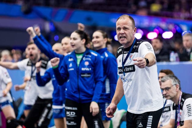 DORTMUND, GERMANY - DECEMBER 4: Claus Mogesen (Head Coach Faroe Islands) during the 27th IHF Women’s World Handball Championship match between Serbia vs. Faroe Islands at Westfalenhalle on matchday 3 of the main round of the 27th IHF Women’s World Handball Championship on December 4, 2025 in Dortmund, Germany. North Rhine Westphalia Germany Copyright: xBEAUTIFULxSPORTS Wunderlx