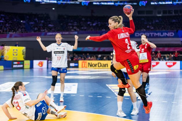 DORTMUND, GERMANY - DECEMBER 4: Sanja Radosavljevic (Serbia, 2) with the ball, tries to score during the 27th IHF Women’s World Handball Championship match between Serbia vs. Faroe Islands at Westfalenhalle on matchday 3 of the main round of the 27th IHF Women’s World Handball Championship on December 4, 2025 in Dortmund, Germany. North Rhine Westphalia Germany Copyright: xBEAUTIFULxSPORTS Wunderlx