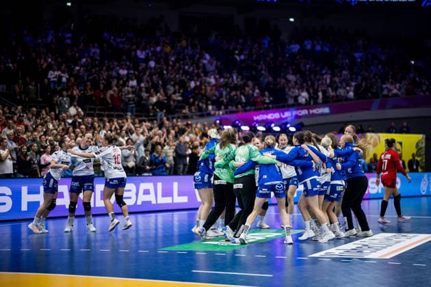 DORTMUND, GERMANY - DECEMBER 4: Players of the Faroe Islands celebrate the last minute draw of the 27th IHF Women’s World Handball Championship match between Serbia vs. Faroe Islands at Westfalenhalle on matchday 3 of the main round of the 27th IHF Women’s World Handball Championship on December 4, 2025 in Dortmund, Germany. North Rhine Westphalia Germany Copyright: xBEAUTIFULxSPORTS Wunderlx