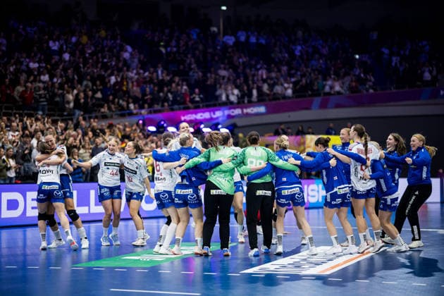 DORTMUND, GERMANY - DECEMBER 4: Players of the Faroe Islands celebrate the last minute draw of the 27th IHF Women’s World Handball Championship match between Serbia vs. Faroe Islands at Westfalenhalle on matchday 3 of the main round of the 27th IHF Women’s World Handball Championship on December 4, 2025 in Dortmund, Germany. North Rhine Westphalia Germany Copyright: xBEAUTIFULxSPORTS Wunderlx