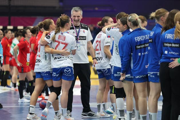 GER, Dortmund, 27th Wommens World Championship 2025, Main Round, Group II 2 Round Round Serbia Serbia SRB vs Faroe Islands Faroe Islands FRO 04 12 2025, Westfalenhalle, Dortmund, GER, Dortmund, 27th Wommens World Championship 2025, Main Round, Group II 2 Round Round Serbia Serbia SRB vs Faroe Islands Faroe Islands FRO , in the picture the Faroese team is happy about the draw nordphotoxGmbHx xMeuter nph00351
