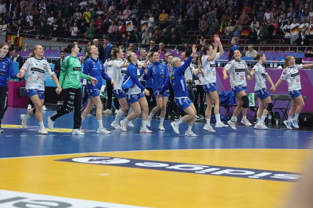 GER, Dortmund, 27th Wommen s World Championship 2025, Main Round, Group II 2 Round Round Serbia Serbia SRB vs Faroe Islands Faroe Islands FRO 04 12 2025, Westfalenhalle, Dortmund, GER, Dortmund, 27th Wommen s World Championship 2025, Main Round, Group II 2 Round Round Serbia Serbia SRB vs Faroe Islands Faroe Islands FRO , in the picture the Faroese thank the spectators who traveled with them nordphotoxGmbHx xMeuter nph00351