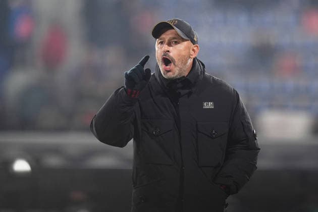 Bologna s head coach Vincenzo Italiano shouts instructions to his players during Bologna warm up during the round of 16 Frecciarossa Italian Cup 2025 2026 soccer match between Bologna and Parma at Renato Dall™Ara Stadium in Bologna, North Italy, Thursday, December 4, 2025. Soccer  Copyright: xMassimoxPaolone LaPressex