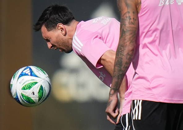 December 4, 2025, Fort Lauderdale, Fl, UNITED STATES: Inter Miami s Lionel Messi reacts after being struck by the ball during practice ahead of the MLS, Fussball Herren, USA Cup final soccer match, in Fort Lauderdale, Fla., Thursday, Dec. 4, 2025. Inter Miami and the Vancouver Whitecaps are scheduled to play in the final on Saturday. Canada News - December 4, 2025 - ZUMAc35_ 20251204_zaf_c35_003 Copyright: xDarrylxDyckx