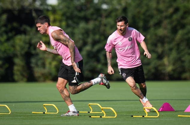December 4, 2025, Fort Lauderdale, Fl, UNITED STATES: Inter Miami s Lionel Messi, back right, and Rodrigo De Paul sprint during practice ahead of the MLS, Fussball Herren, USA Cup final soccer match, in Fort Lauderdale, Fla., Thursday, Dec. 4, 2025. Inter Miami and the Vancouver Whitecaps are scheduled to play in the final on Saturday. Canada News - December 4, 2025 - ZUMAc35_ 20251204_zaf_c35_006 Copyright: xDarrylxDyckx