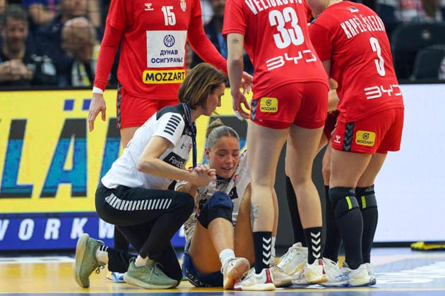 GER, Dortmund, 27th Wommen s World Championship 2025, Main Round Main Round, Group Group II 2 Round Round Serbia Serbia SRB vs Faroe Islands Faroe Islands FRO 04 12 2025, Westfalenhalle, Dortmund, GER, Dortmund, 27th Wommen s World Championship 2025, Main Round Main Round, Group Group II 2 Round Round Serbia Serbia SRB vs Faroe Islands Faroe Islands FRO , pictured Suna HANSEN FRO 10 , is injured pain injury, being treated by the attendants, nordphotoxGmbHx xMeuter nph00351