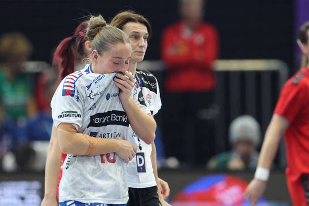 GER, Dortmund, 27th Wommen s World Championship 2025, Main Round Main Round, Group Group II 2 Round Round Serbia Serbia SRB vs Faroe Islands Faroe Islands FRO 04 12 2025, Westfalenhalle, Dortmund, GER, Dortmund, 27th Wommen s World Championship 2025, Main Round Main Round, Group Group II 2 Round Round Serbia Serbia SRB vs Faroe Islands Faroe Islands FRO , in the picture Suna HANSEN FRO 10 , is injured pain injury, is treated by the attendants, nordphotoxGmbHx xMeuter nph00351