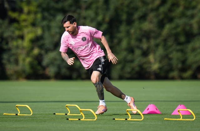 Sport Bilder des Tages December 4, 2025, Fort Lauderdale, Fl, UNITED STATES: Inter Miami s Lionel Messi sprints during practice ahead of the MLS, Fussball Herren, USA Cup final soccer match, in Fort Lauderdale, Fla., Thursday, Dec. 4, 2025. Inter Miami and the Vancouver Whitecaps are scheduled to play in the final on Saturday. Canada News - December 4, 2025 - ZUMAc35_ 20251204_zaf_c35_007 Copyright: xDarrylxDyckx