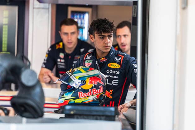 Formula 1 Etihad Airways Abu Dhabi Grand Prix 2025 Alexis Perrin OVERTAKE MAXPPP - Abu Dhabi 04 12 2025 36 LINDBLAD Arvid (gbr), Visa Cash App RB, portrait at the Formula 1 Etihad Airways Abu Dhabi Grand Prix 2025, the 24th round of the 2025 FIA Formula 1 World Championship, WM, Weltmeisterschaft at Yas Marina Circuit in Abu Dhabi, United Arab Emirates, from 4 to 7 December 2025 Abu Dhabi Yas Marina Circuit United Arab Emirates  Copyright: xOVERTAKE MAXPPPxAlexisxPerrinx OVT202512042117 OVT202512042117