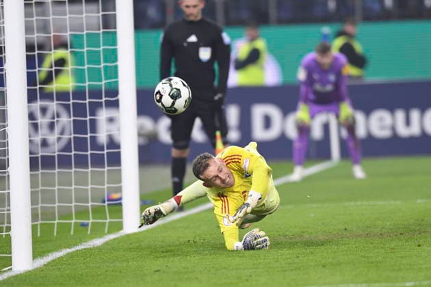 GER 2 FBL, Hamburger SV vs Holstein Kiel 03 12 2025, Volksparkstadion, Hamburg, GER DFB Pokal, Hamburger SV vs Holstein Kiel in the picture Goalkeeper Daniel Peretz Hamburg 26 does not hold the ball in the penalty shootout nordphotoxGmbH xWitke nph00002