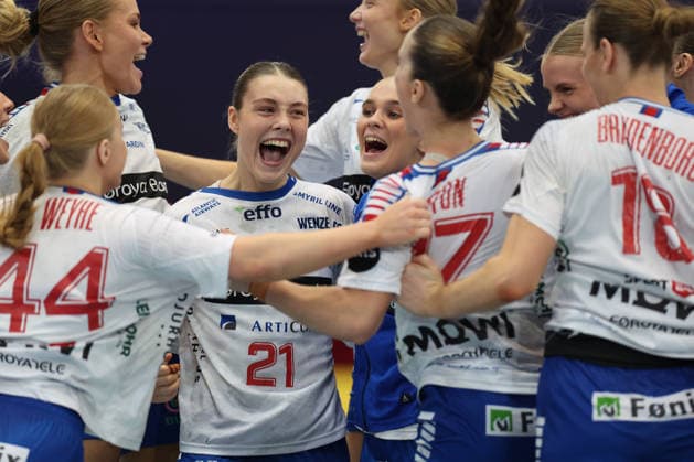 GER, Dortmund, 27th Wommens World Championship 2025, Main Round, Group II 2 Round Round Serbia Serbia SRB vs Faroe Islands Faroe Islands FRO 04 12 2025, Westfalenhalle, Dortmund, GER, Dortmund, 27th Wommens World Championship 2025, Main Round, Group II 2 Round Round Serbia Serbia SRB vs Faroe Islands Faroe Islands FRO , in the picture the Faroese team is happy about the draw and cheers nordphotoxGmbHx xMeuter nph00351