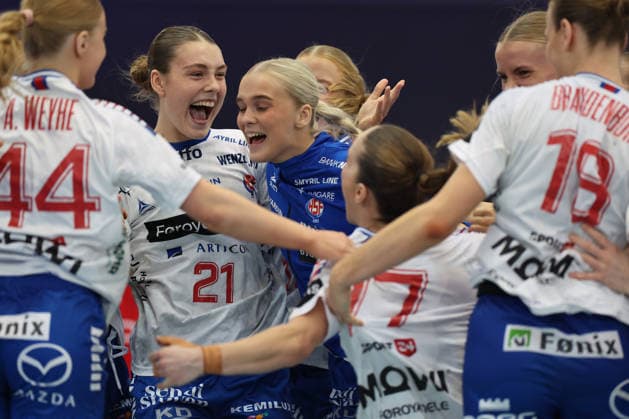 GER, Dortmund, 27th Wommens World Championship 2025, Main Round, Group II 2 Round Round Serbia Serbia SRB vs Faroe Islands Faroe Islands FRO 04 12 2025, Westfalenhalle, Dortmund, GER, Dortmund, 27th Wommens World Championship 2025, Main Round, Group II 2 Round Round Serbia Serbia SRB vs Faroe Islands Faroe Islands FRO , in the picture the Faroese team is happy about the draw and cheers nordphotoxGmbHx xMeuter nph00351