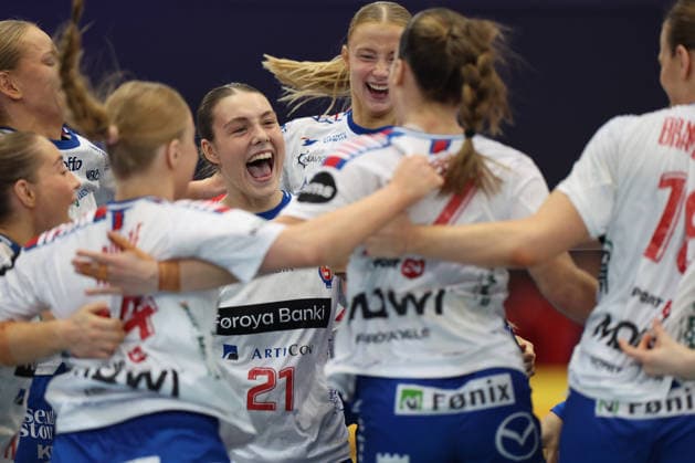 GER, Dortmund, 27th Wommens World Championship 2025, Main Round, Group II 2 Round Round Serbia Serbia SRB vs Faroe Islands Faroe Islands FRO 04 12 2025, Westfalenhalle, Dortmund, GER, Dortmund, 27th Wommens World Championship 2025, Main Round, Group II 2 Round Round Serbia Serbia SRB vs Faroe Islands Faroe Islands FRO , in the picture the Faroese team is happy about the draw and cheers nordphotoxGmbHx xMeuter nph00351