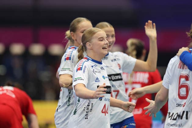 GER, Dortmund, 27th Wommen s World Championship 2025, Main Round Main Round, Group Group II 2 Round Round Serbia Serbia SRB vs Faroe Islands Faroe Islands FRO 04 12 2025, Westfalenhalle, Dortmund, GER, Dortmund, 27th Wommen s World Championship 2025, Main Round Main Round, Group Group II 2 Round Round Serbia Serbia SRB vs Faroe Islands Faroe Islands FRO , in the picture the Faroese team is happy about the draw and cheers Anna Elisabeth WEYHE FRO 44 , Liv ZACHARIASEN FRO 17 , nordphotoxGmbHx xMeuter nph00351