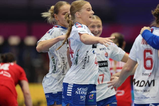 GER, Dortmund, 27th Wommen s World Championship 2025, Main Round Main Round, Group Group II 2 Round Round Serbia Serbia SRB vs Faroe Islands Faroe Islands FRO 04 12 2025, Westfalenhalle, Dortmund, GER, Dortmund, 27th Wommen s World Championship 2025, Main Round Main Round, Group Group II 2 Round Round Serbia Serbia SRB vs Faroe Islands Faroe Islands FRO , in the picture the Faroese team is happy about the draw and cheers Anna Elisabeth WEYHE FRO 44 , Liv ZACHARIASEN FRO 17 , nordphotoxGmbHx xMeuter nph00351