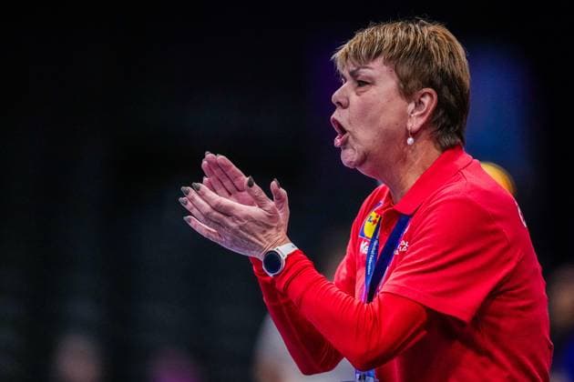 ROTTERDAM , 04-12-2025 , Rotterdam Ahoy , Womens World Championship, WM, Weltmeisterschaft Handball 2025 , match between France and Austria , picture shows Austria trainer coach Monique Tijsterman France - Austria (women)  x32342391x Copyright: