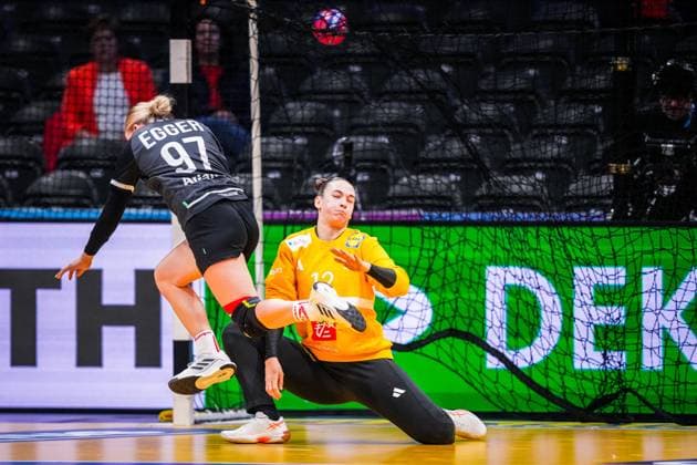 ROTTERDAM , 04-12-2025 , Rotterdam Ahoy , Womens World Championship, WM, Weltmeisterschaft Handball 2025 , match between France and Austria , picture shows Austria player Philomena Egger France - Austria (women)  x32342830x Copyright:
