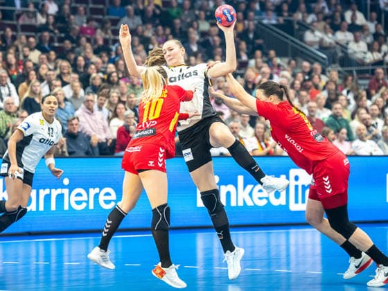 Viola Leuchter Germany, 77 throws from the back, Montenegro vs Germany, Handball, World Championship, Women, Season 2025 2026, 04 12 2025, Montenegro vs Germany, Handball, World Championship, Women, Season 2025 2026, 04 12 2025 Dortmund Copyright: xEibner-Pressefoto MichaelxSchmidx EP_MST