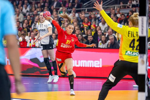 04 12 2025, Handball World Championship Women, Main Round, Germany Montenegro, 27th IHF Women s Handball World Championship, Westfalenhalle Dortmund Ivona Pavicevic Montenegro 91 throws at the goal of Katharina Filter GER 42 North Rhine-Westphalia Germany