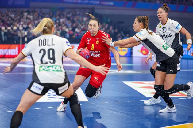 04 12 2025, Handball World Championship Women, Main Round, Germany Montenegro, 27th IHF Women s Handball World Championship, Westfalenhalle Dortmund Antje Doll GER 29 Xenia Smits GER 11 Emily Vogel GER 20 defend against Djurdjina Jaukovic Montenegro 09 North Rhine-Westphalia Germany