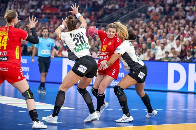 04 12 2025, Handball World Championship Women, Main Round, Germany Montenegro, 27th IHF Women s Handball World Championship, Westfalenhalle Dortmund Matea Pletikosic Montenegro 10 is tied up by Emily Vogel GER 20 and Aimee von Pereira GER 49 North Rhine-Westphalia Germany
