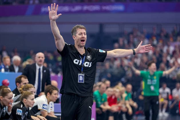 04 12 2025, Handball World Championship Women, Main Round, Germany Montenegro, 27th IHF Women s Handball World Championship, Westfalenhalle Dortmund National coach Markus Gaugisch GER hc gesticulating on the sidelines North Rhine-Westphalia Germany