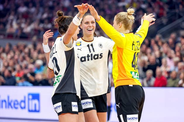 04 12 2025, Handball World Championship Women, Main Round, Germany Montenegro, 27th IHF Women s Handball World Championship, Westfalenhalle Dortmund Emily Vogel GER 20 Xenia Smits GER 11 Katharina Filter GER 42 cheering North Rhine-Westphalia Germany