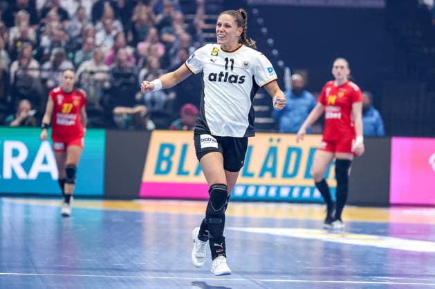 04 12 2025, Handball World Championship Women, Main Round, Germany Montenegro, 27th IHF Women s Handball World Championship, Westfalenhalle Dortmund Xenia Smits GER 11 cheering North Rhine-Westphalia Germany