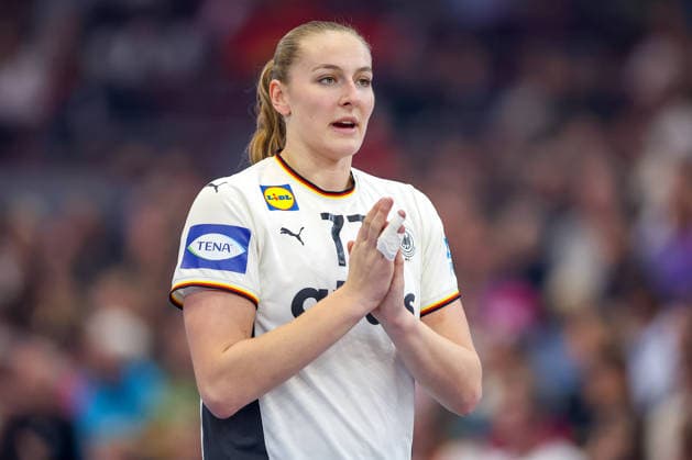 04 12 2025, Handball World Championship Women, Main Round, Germany Montenegro, 27th IHF Women s Handball World Championship, Westfalenhalle Dortmund Viola Leuchter GER 77 cheering North Rhine-Westphalia Germany