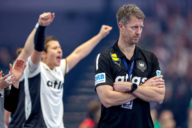 04 12 2025, Handball World Championship Women, Main Round, Germany Montenegro, 27th IHF Women s Handball World Championship, Westfalenhalle Dortmund National coach Markus Gaugisch GER hc gesticulating on the sidelines North Rhine-Westphalia Germany