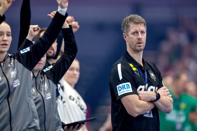04 12 2025, Handball World Championship Women, Main Round, Germany Montenegro, 27th IHF Women s Handball World Championship, Westfalenhalle Dortmund National coach Markus Gaugisch GER hc gesticulating on the sidelines North Rhine-Westphalia Germany