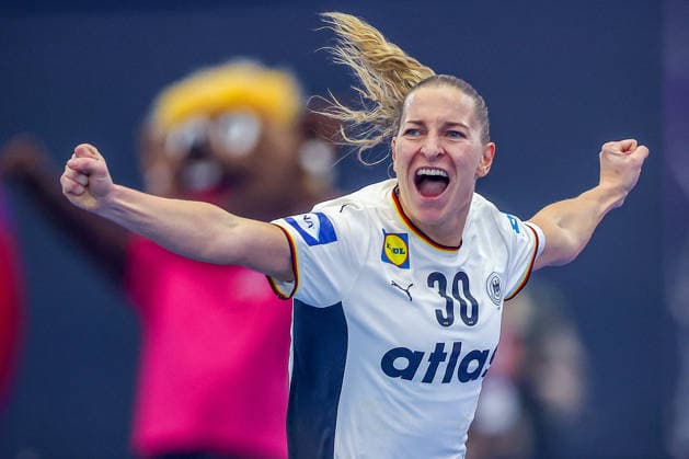 04 12 2025, Handball World Championship Women, Main Round, Germany Montenegro, 27th IHF Women s Handball World Championship, Westfalenhalle Dortmund Jenny Behrend GER 30 North Rhine-Westphalia Germany