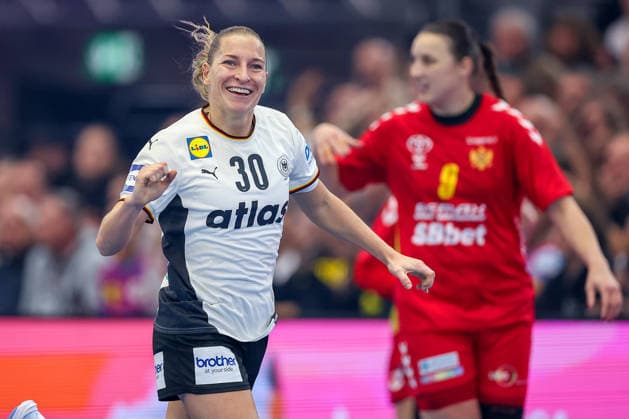 04 12 2025, Handball World Championship Women, Main Round, Germany Montenegro, 27th IHF Women s Handball World Championship, Westfalenhalle Dortmund Jenny Behrend GER 30 North Rhine-Westphalia Germany