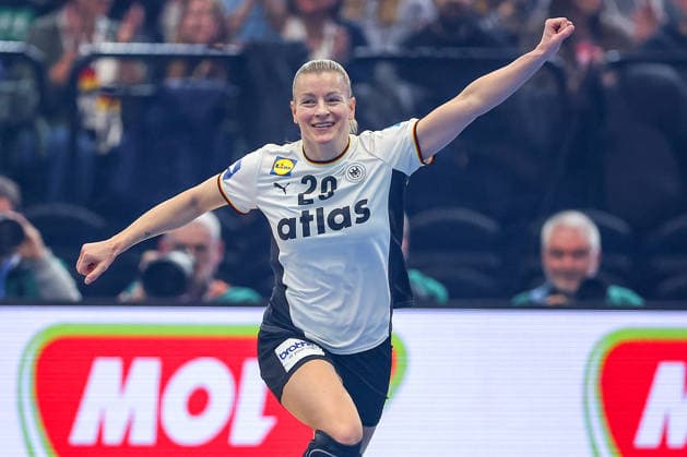 04 12 2025, Handball World Championship Women, Main Round, Germany Montenegro, 27th IHF Women s Handball World Championship, Westfalenhalle Dortmund Antje Doll GER 29 cheering North Rhine-Westphalia Germany