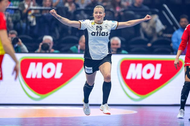 04 12 2025, Handball World Championship Women, Main Round, Germany Montenegro, 27th IHF Women s Handball World Championship, Westfalenhalle Dortmund Antje Doll GER 29 cheering North Rhine-Westphalia Germany