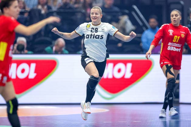 04 12 2025, Handball World Championship Women, Main Round, Germany Montenegro, 27th IHF Women s Handball World Championship, Westfalenhalle Dortmund Antje Doll GER 29 cheering North Rhine-Westphalia Germany