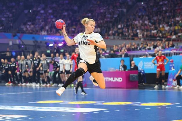 Goal throw by Antje Doell Germany Germany vs. Montenegro, Handball, Womens World Championship, 04 12 2025 Germany vs. Montenegro, Handball, Womens World Championship, 04 12 2025 Dortmund Copyright: xEibner-Pressefotox EP_RWS